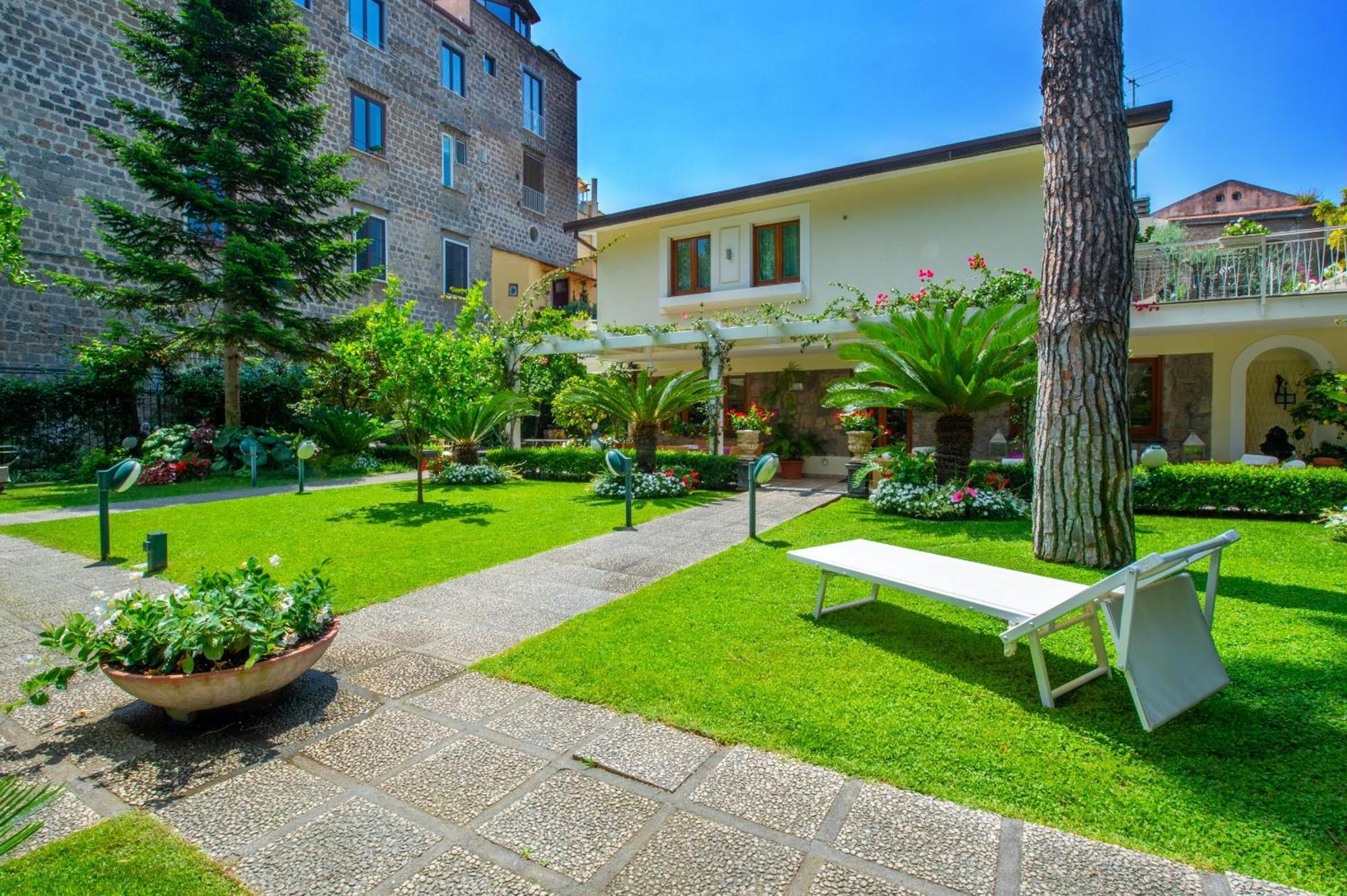 Sorrentovibes - Villa In Sorrento Center With Gardens And Outdoor Space Exterior photo