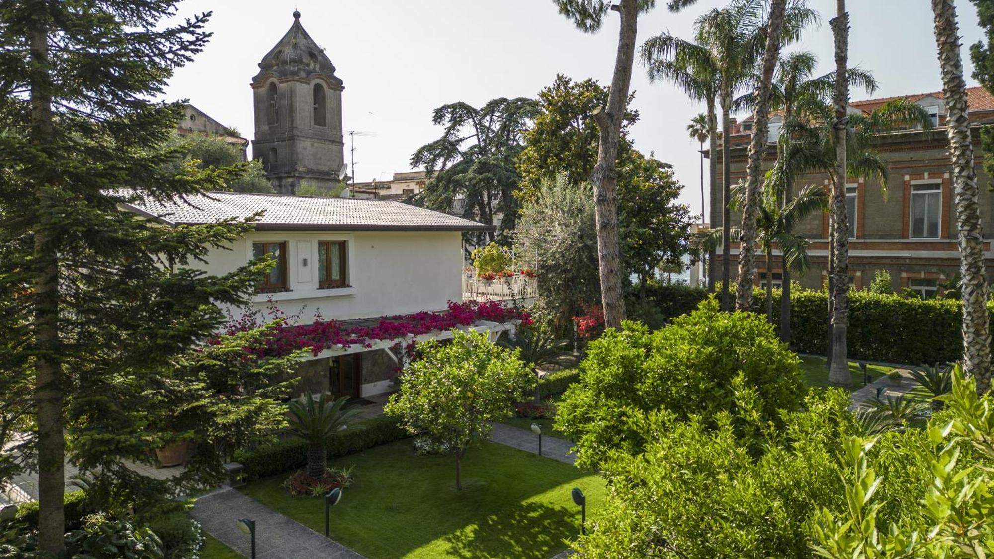 Sorrentovibes - Villa In Sorrento Center With Gardens And Outdoor Space Exterior photo